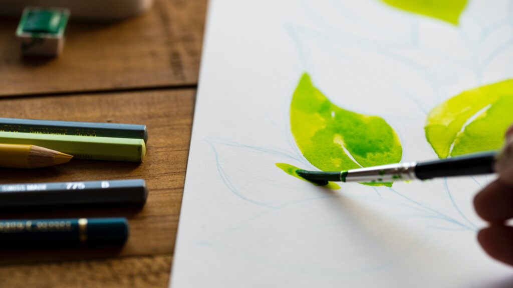 aquarelle de feuilles et matériel de peinture