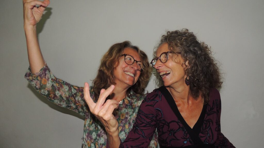 deux femmes qui dansent