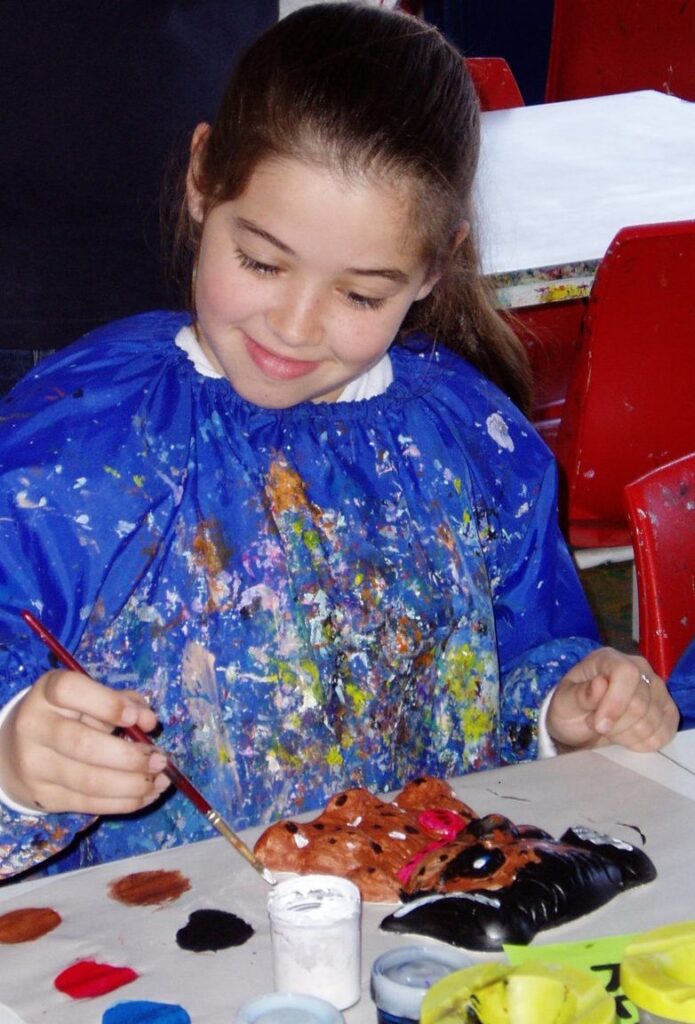 fillette qui fait de l'art plastique