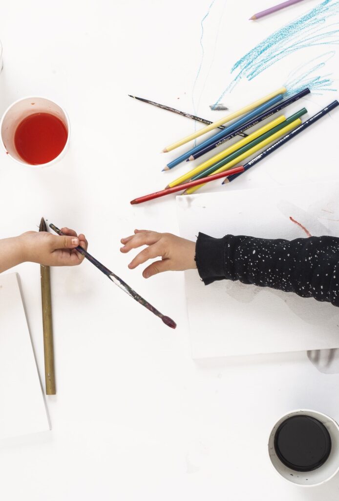 enfants qui font de l'art plastique