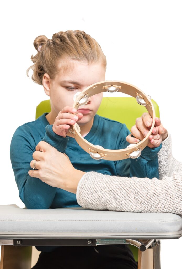 fille qui joue de la musique