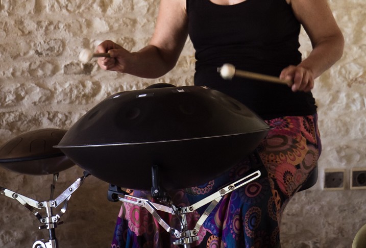 personne qui joue du handpan