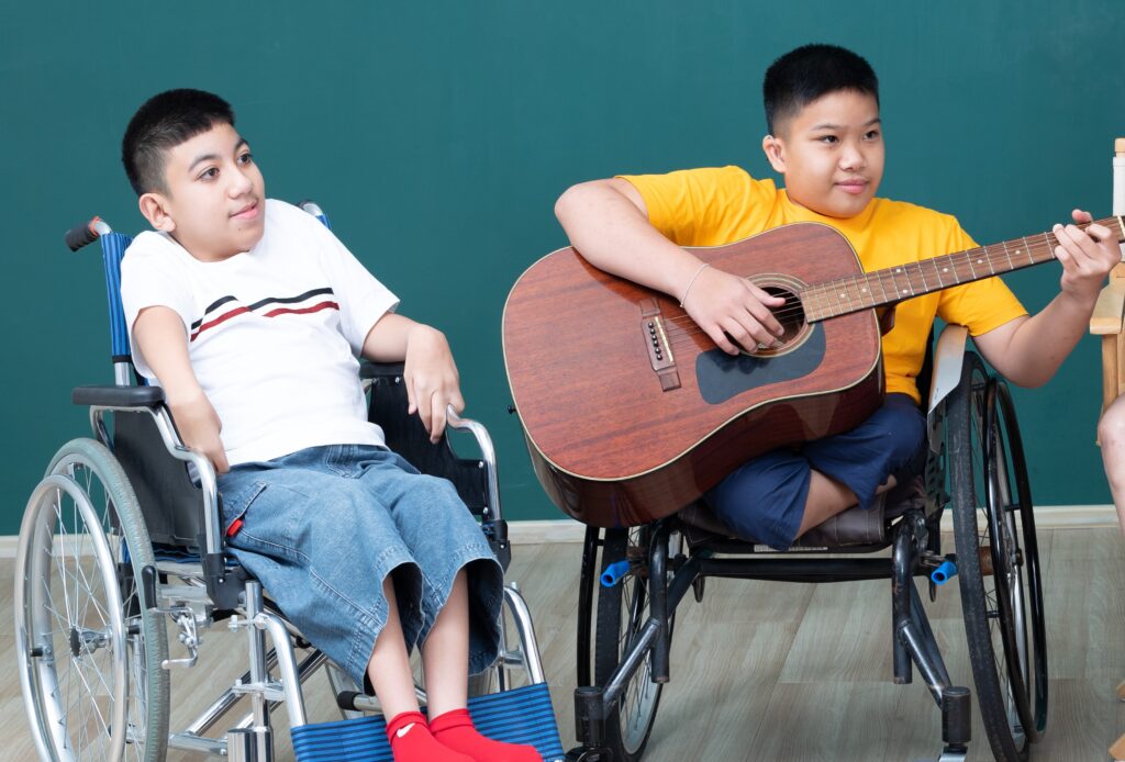enfants qui jouent de la musique