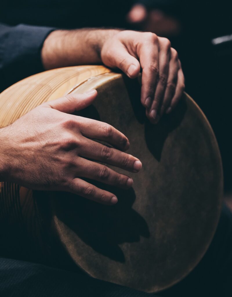 homme qui joue des percussions