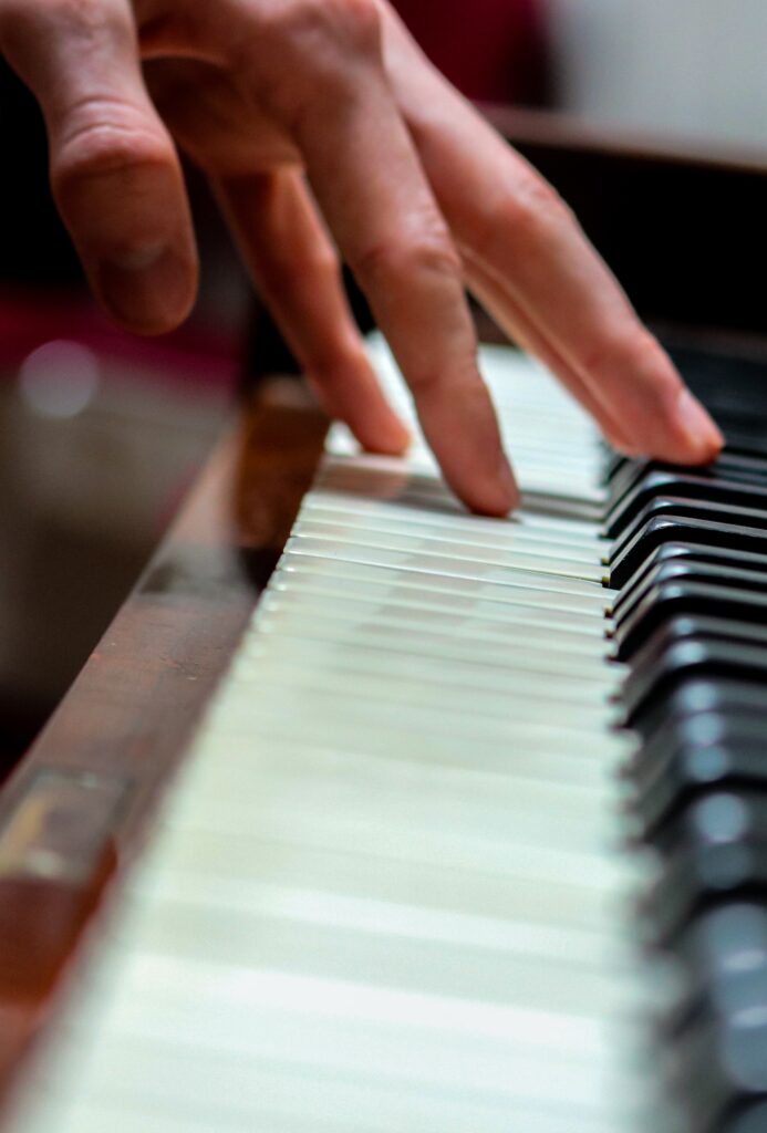 mains qui jouent du piano